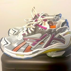 ** Balenciaga Women Runners in Grey ** MILDLY WORN. Size 42. 💕